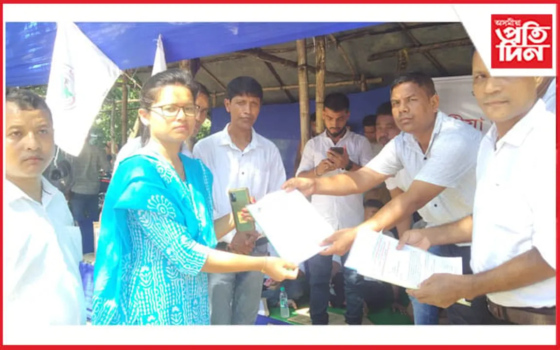 ভূমি পট্টা প্ৰদানৰ দাবীত গেৰুকামুখৰ পাচনি কেম্পত যুৱ ছাত্ৰ পৰিষদৰ অৱস্থান ধৰ্মঘট...